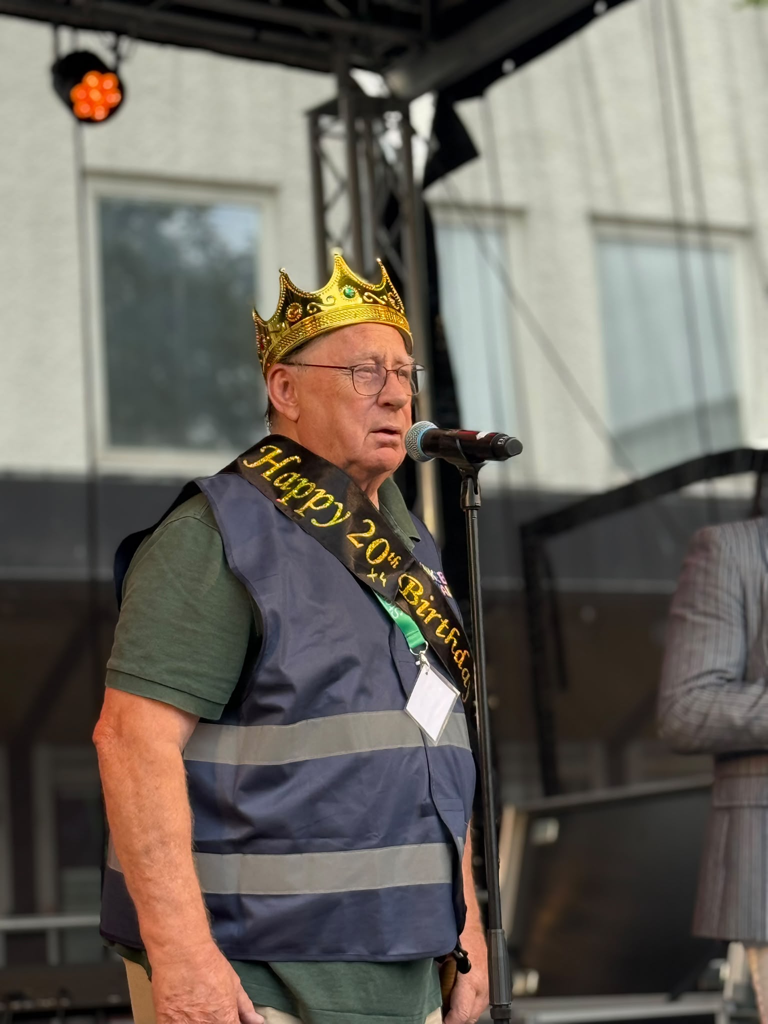 Tomas Beer blir krönt.